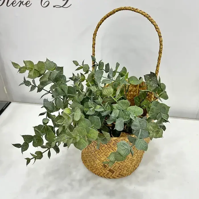 Simulation de plantes vertes en plastique d'eucalyptus