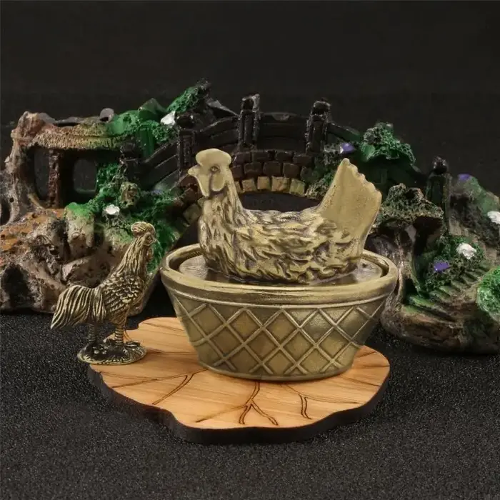 Figurine poule en laiton élégante
