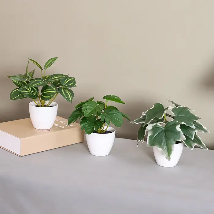 Plante verte artificielle en pot avec des feuilles de lierre vert
