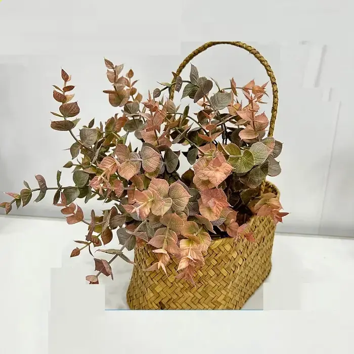 Simulation de plantes vertes en plastique d'eucalyptus