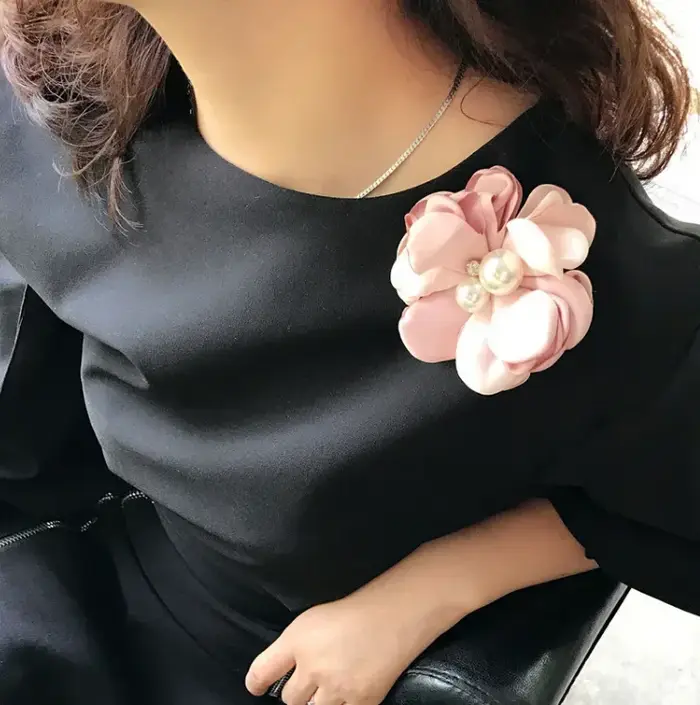 Broche fleur en tissu haut de gamme pour femme