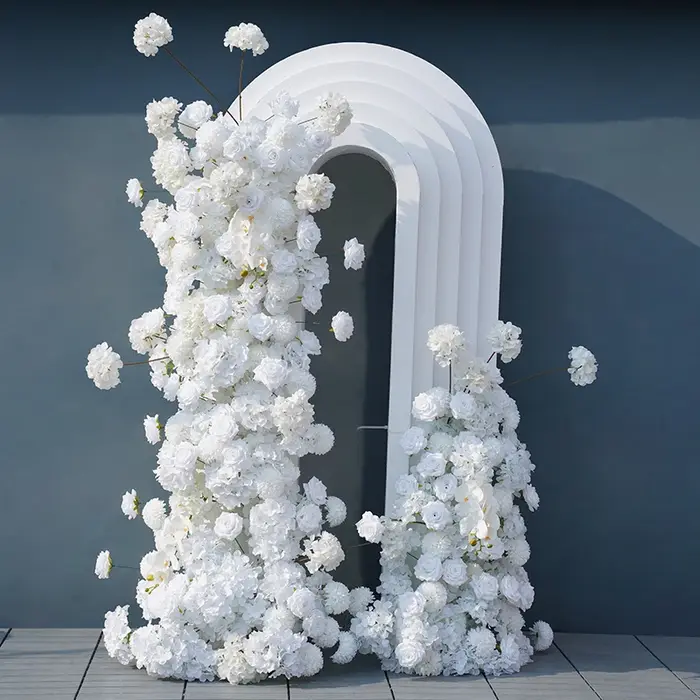 Chemin de pompons de Rose blanc pur