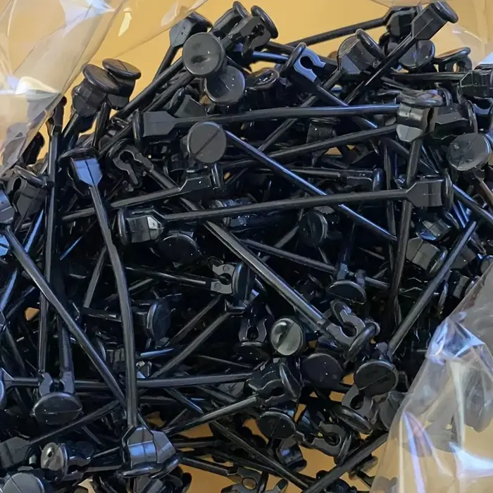 Clips de fixation et de maintien pour plantes grimpantes