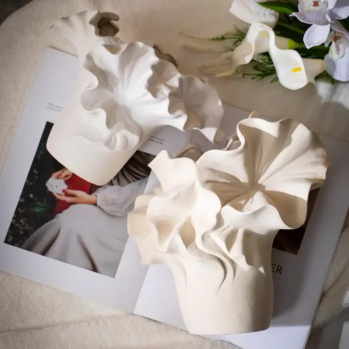 Vase en céramique plissé de pétales fait à la main