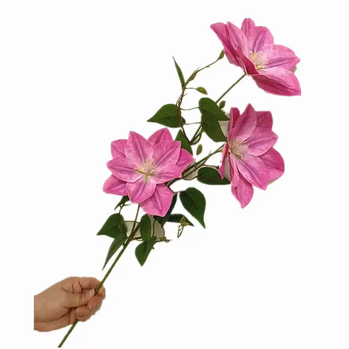 Une branche de fleur de clématites artificielle