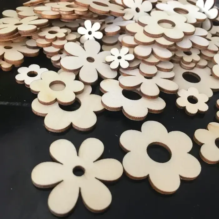 Ornements de fleurs en bois avec trou