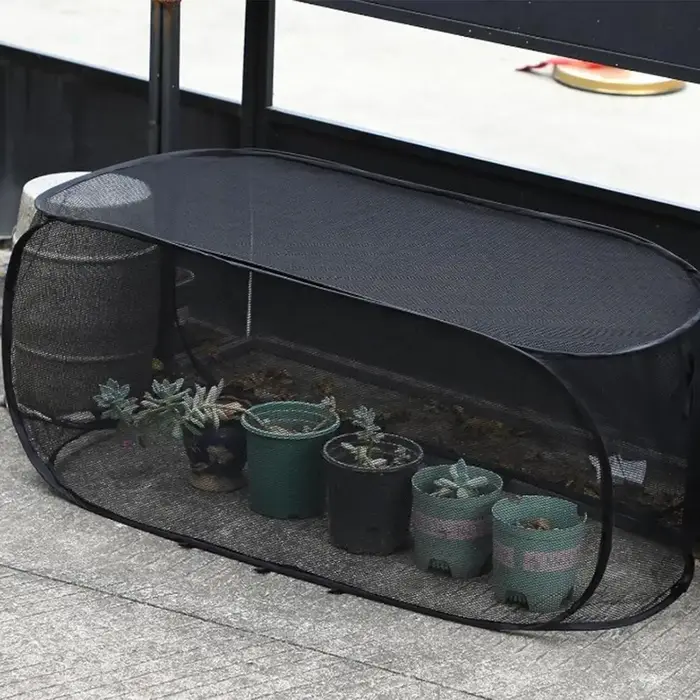 Filet de protection pliable pour plantes avec piquets de fixation au sol