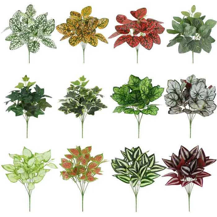 Plusieurs plantes vertes simulées