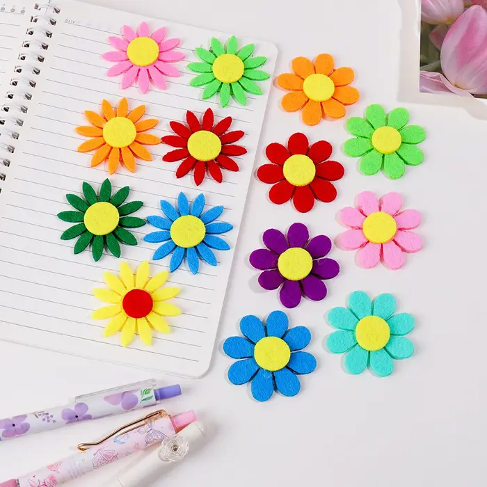 Ensemble de 50 petites fleurs colorées en forme de marguerite