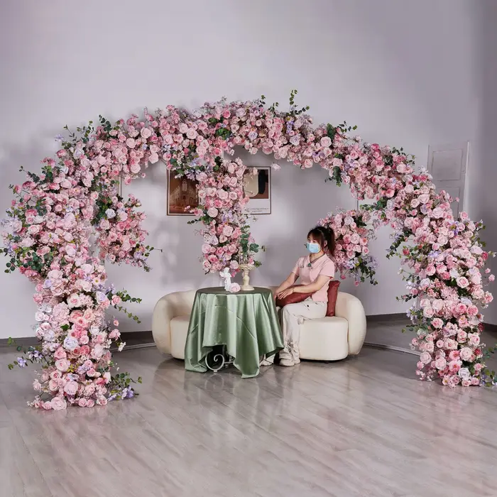 Arrangement de fleurs artificielles roses