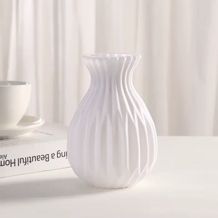 Vases en plastique blancs imitation céramique