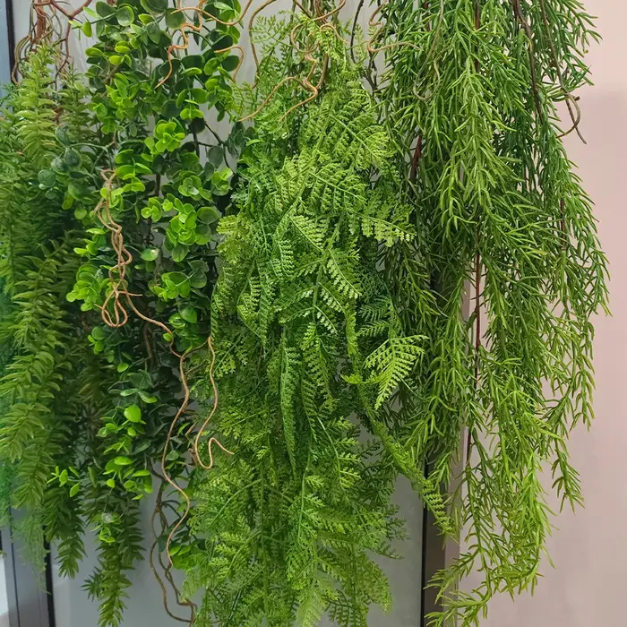 Plante verte suspendue artificielle en rotin