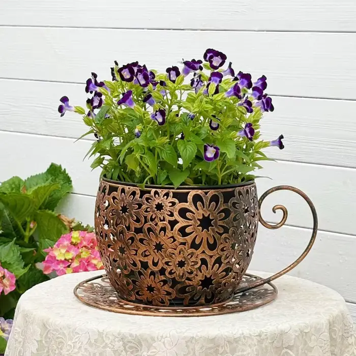Pot de fleurs vintage en fer