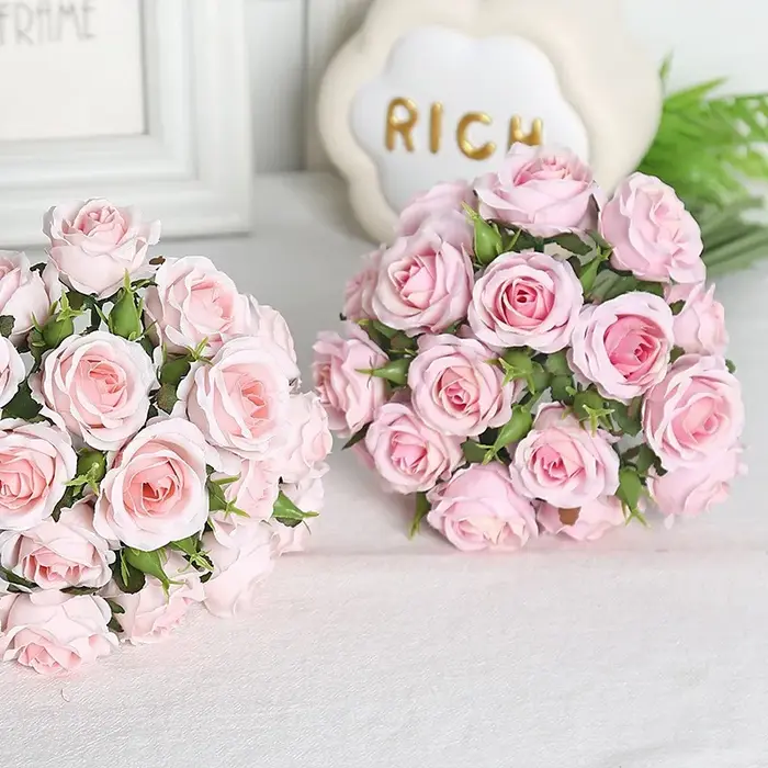 18 roses individuelles dans un bouquet