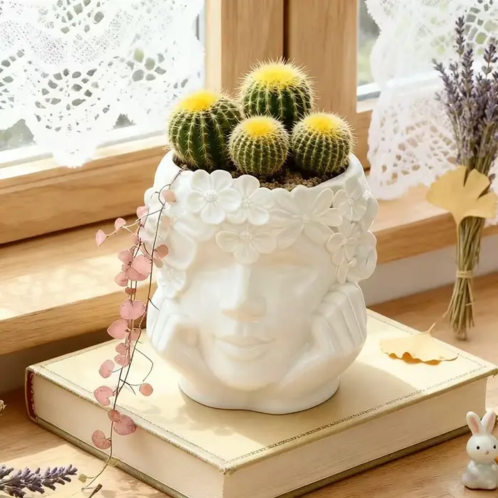 Pot de fleurs en résine décoré de fleurs