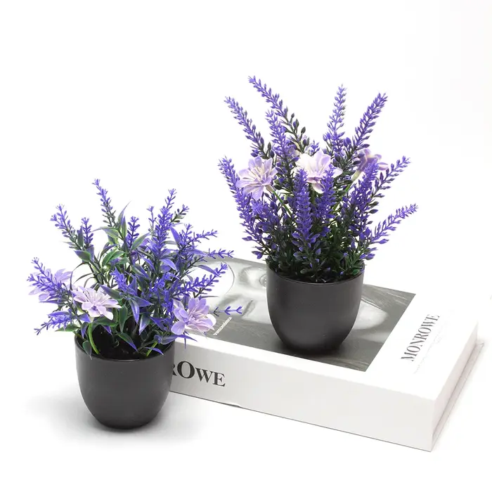 Plantes artificielles de lavande en pot