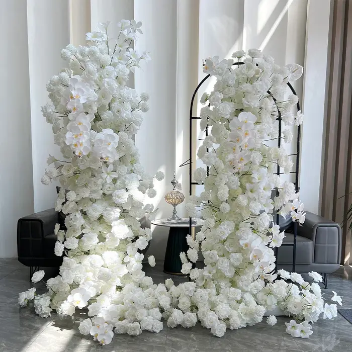 Arrangement floral 5D en pompons de roses et orchidées blanches pour arche de mariage