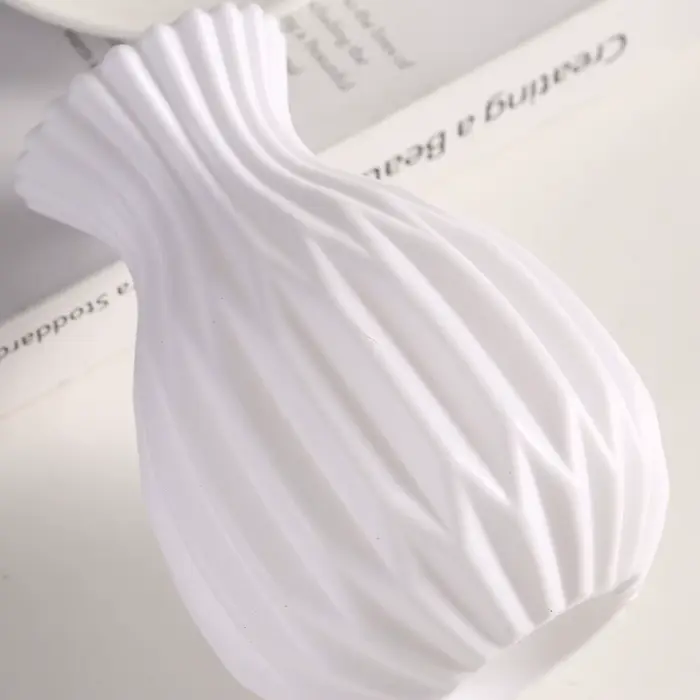 Vases en plastique blancs imitation céramique