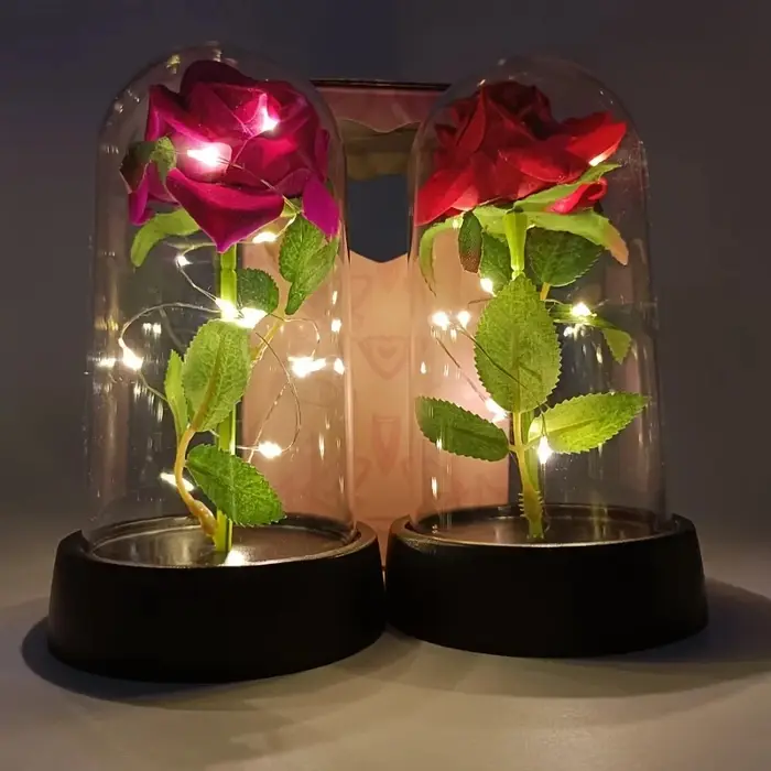 Rose en feuille d'or dans un dôme en verre