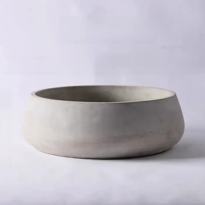 Grand pot de fleurs en béton