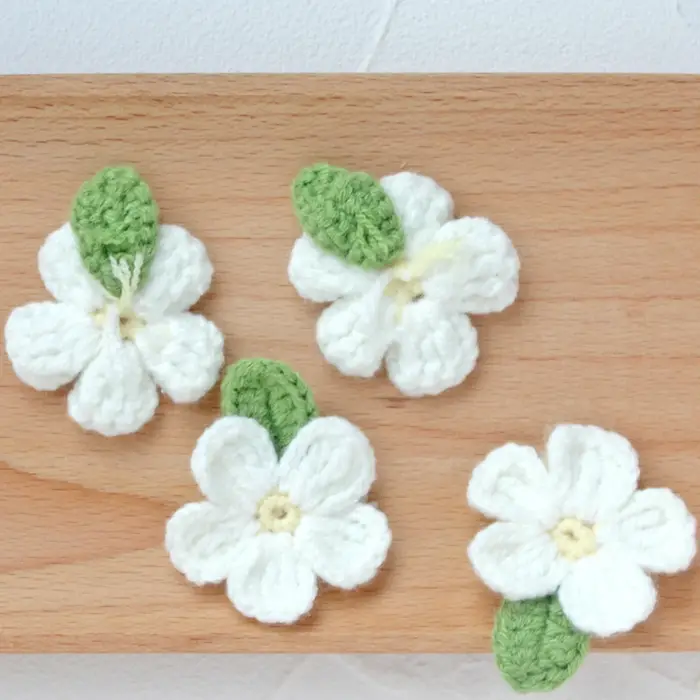 10 pièces de fleurs tricotées à la main de 40 mm avec feuilles pour vêtements de fille