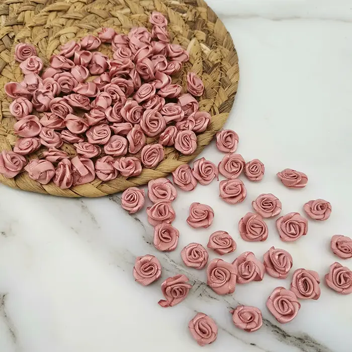 Mini fleurs artificielles en ruban de satin rose