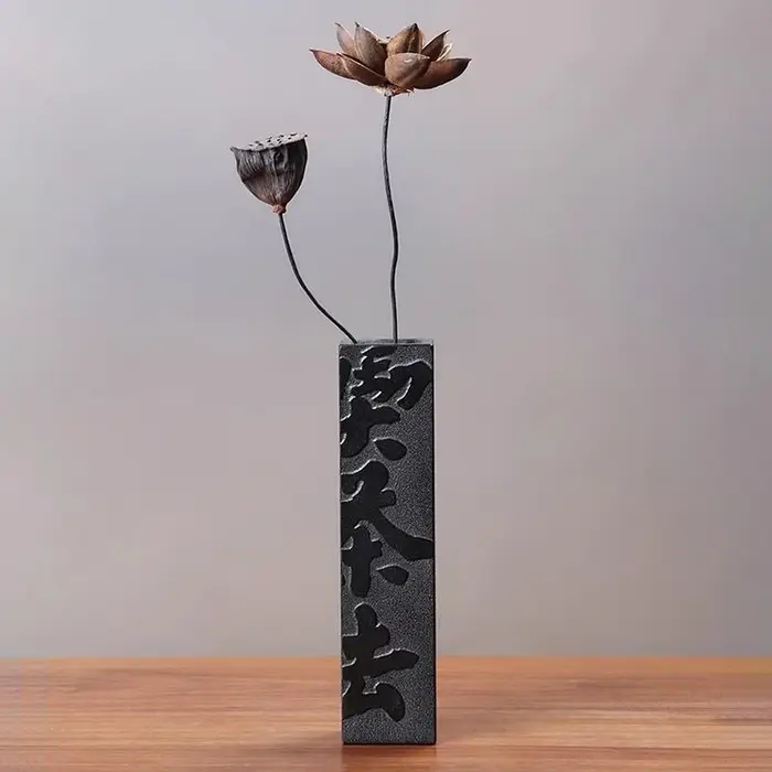 Vase en pierre de basalte noir de 30 cm