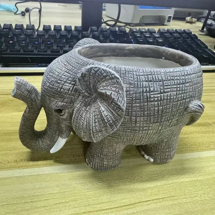 Jolie jardinière en résine en forme d'éléphant