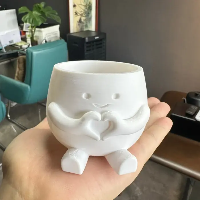 Pot à succulentes miniature imprimé en 3D avec des imperfections mineures