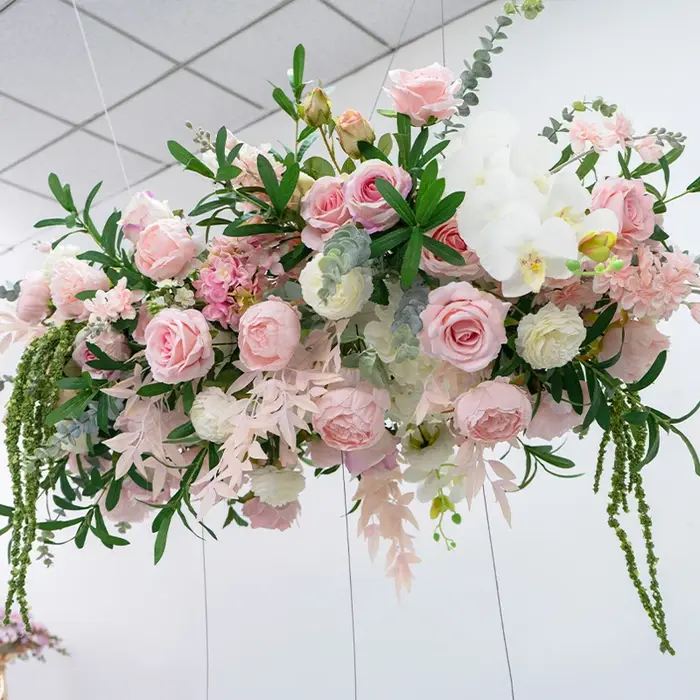 Composition florale suspendue pour plafond