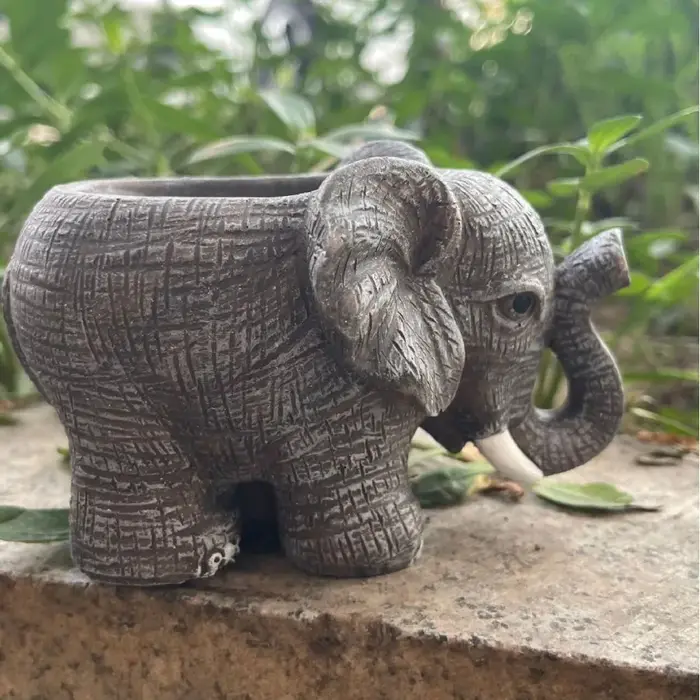 Jolie jardinière en résine en forme d'éléphant