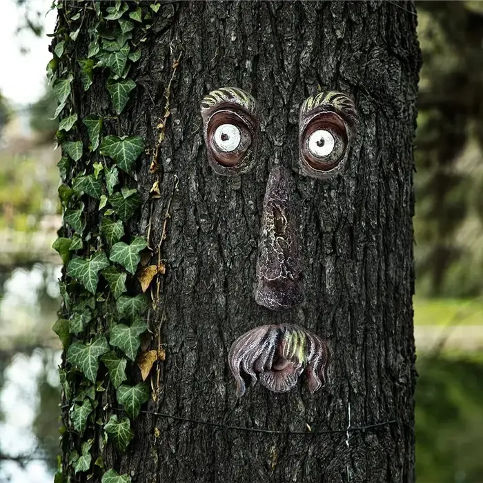 Décor extérieur de visages d'arbre