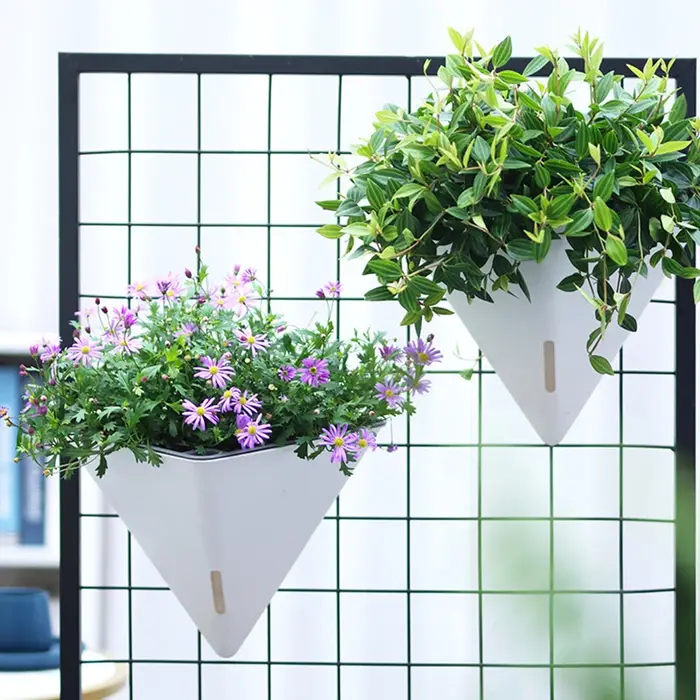 Pots de fleurs muraux triangulaires à la mode