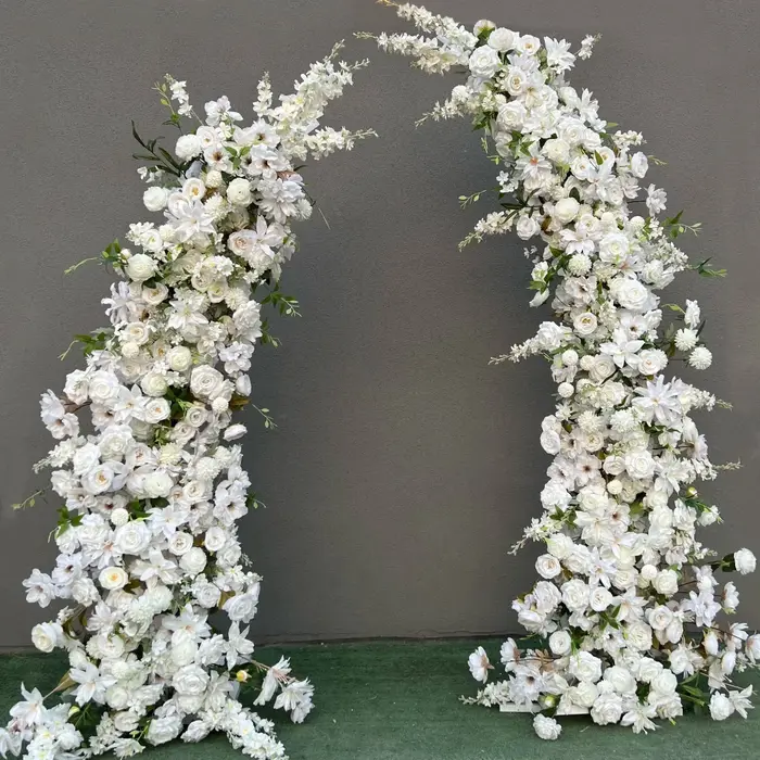 Arrangement de fleurs artificielles en arc de trompette