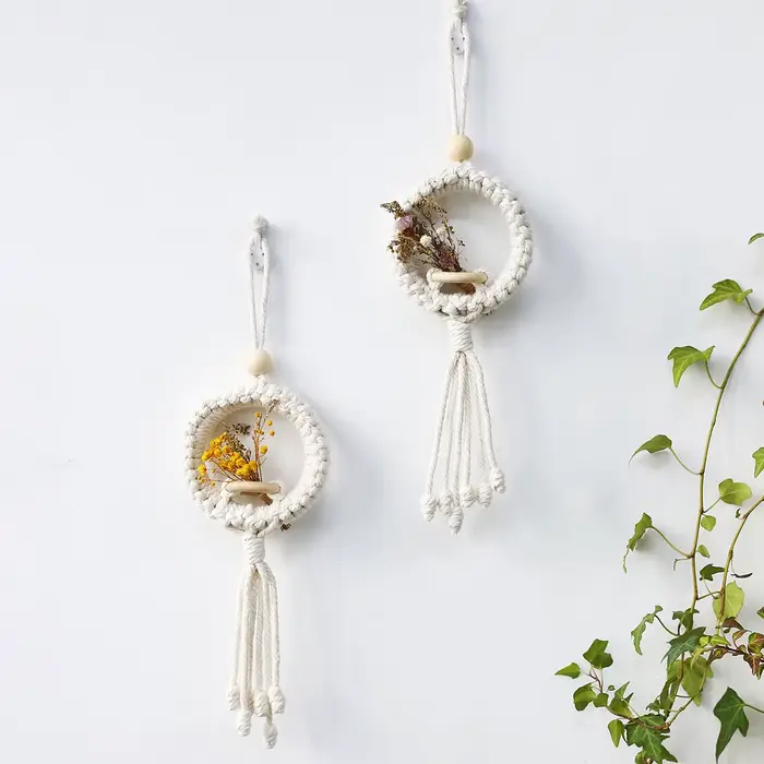 Pot de fleurs mural en macramé