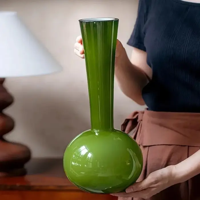 Vase en verre vert olive de style vintage français