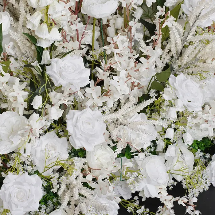 Rangée de fleurs de sol d'allée blanche de luxe