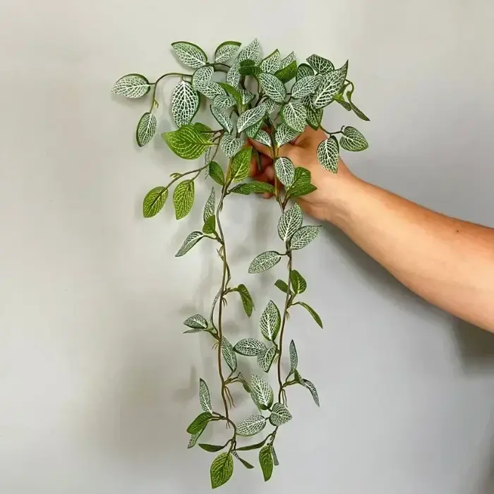 Simulation de feuilles vertes neutres dans l'eau, plantes de vigne, toucher réel, plastique, mini pl