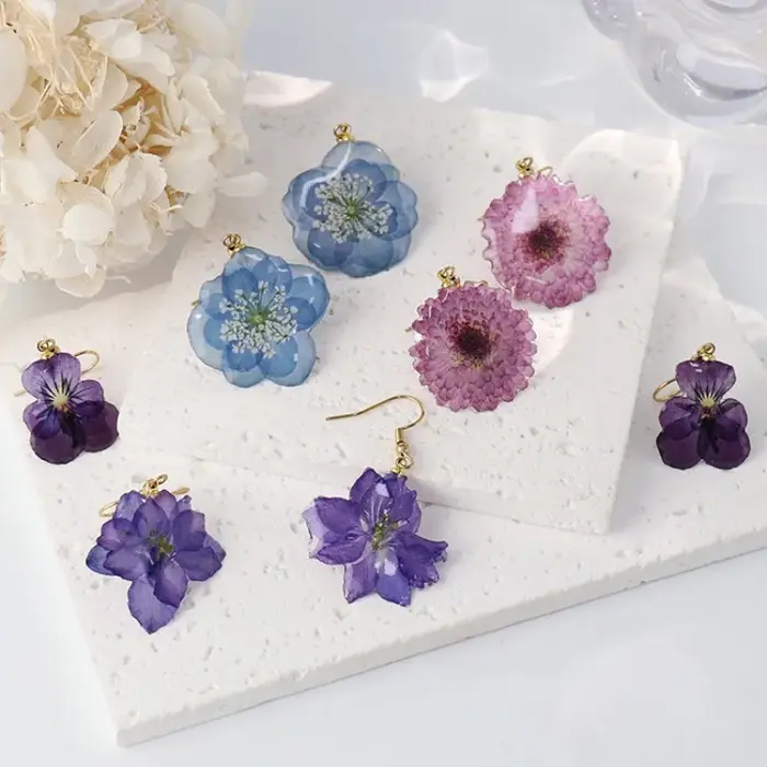 Boucles d'oreilles élégantes en fleurs séchées, faites à la main en résine époxy, bijoux uniques en fleurs naturelles, accessoires personnalisés en gros