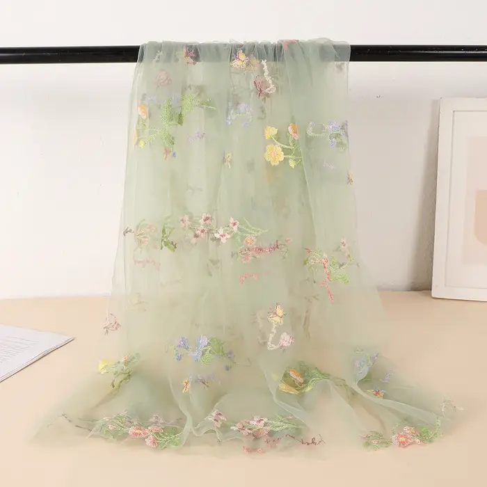 Magnifique tissu en dentelle brodée florale