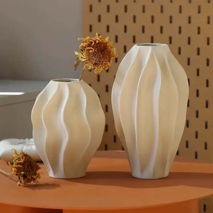Vase en céramique beige au design haut de gamme et au style luxueux