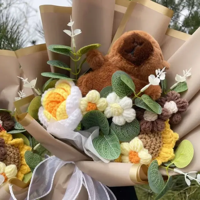 Adorable Capybara avec des fleurs artificielles