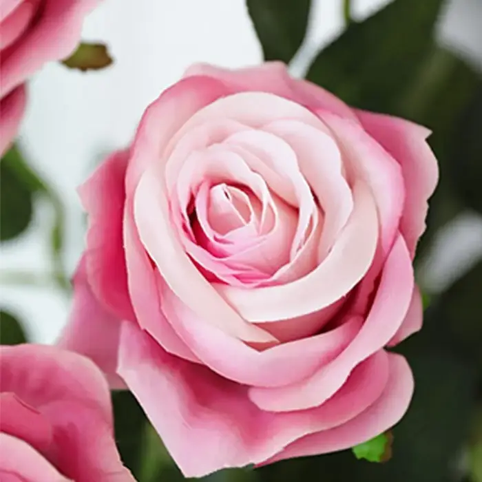 Roses artificielles réalistes et colorées