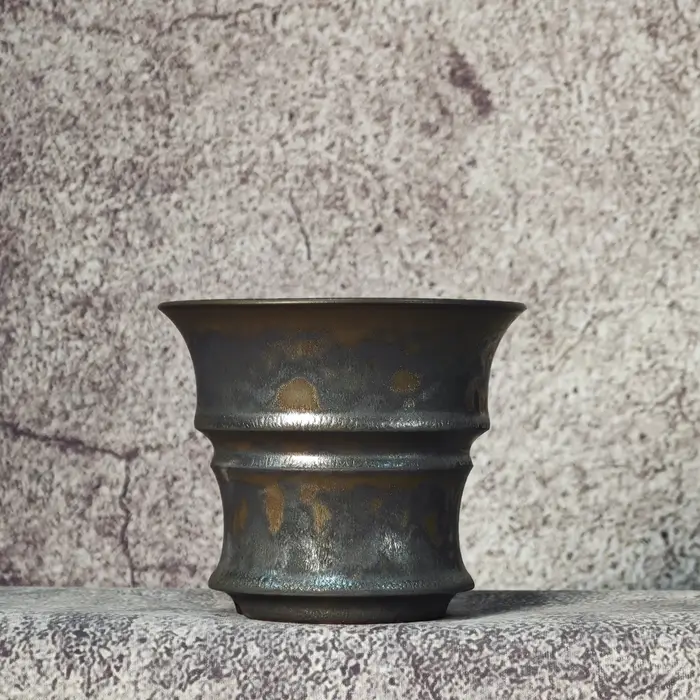 Petit pot en céramique respirant fait à la main SULI
