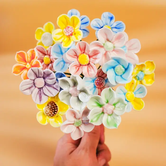 Fleurs en céramique fabriquées à la main