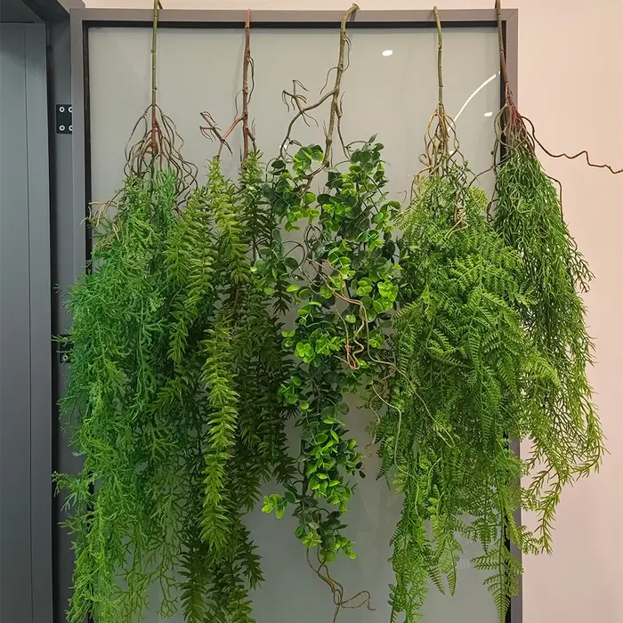 Plante verte suspendue artificielle en rotin