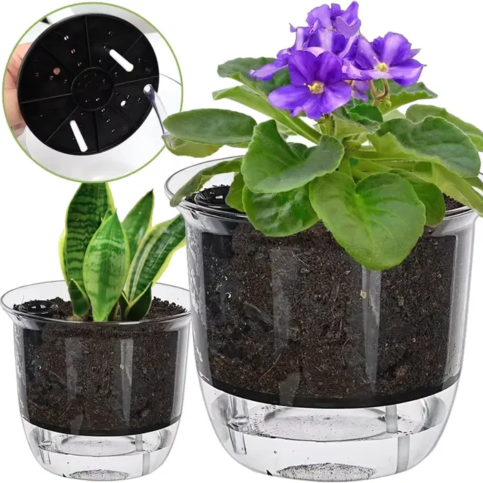 Pots de plantes en plastique