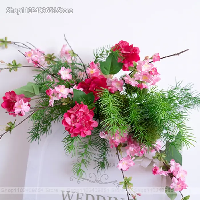 Feuilles vertes, rose vif