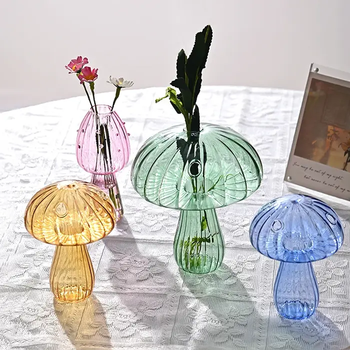 Vase en verre de champignon coloré