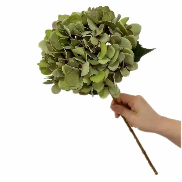 Une branche de fleur d'hortensia artificielle simulée plante